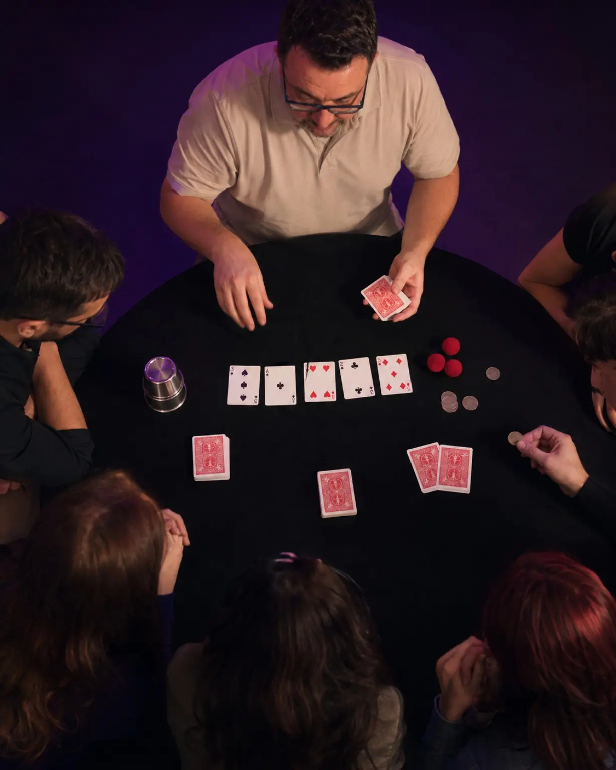 Una clase de magia alrededor de una mesa en el Estudio de Ilusionismo