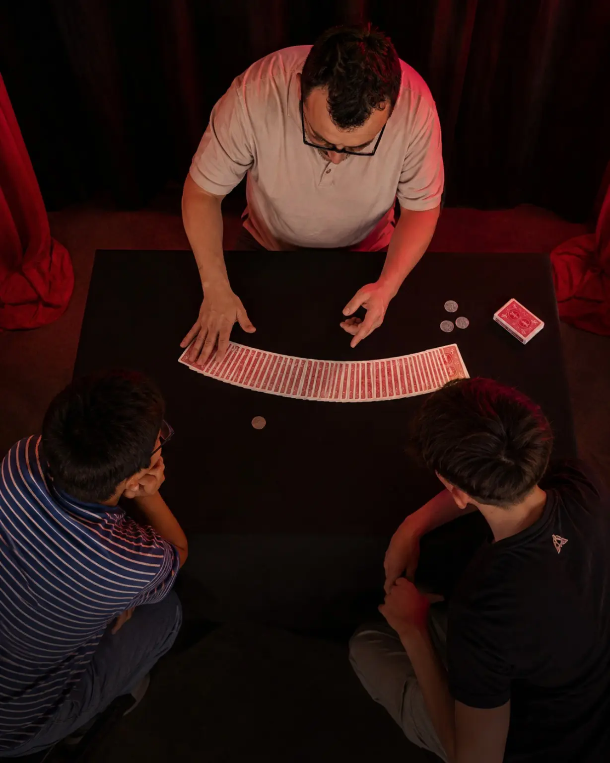 Dos alumnos observan una demostración con cartas